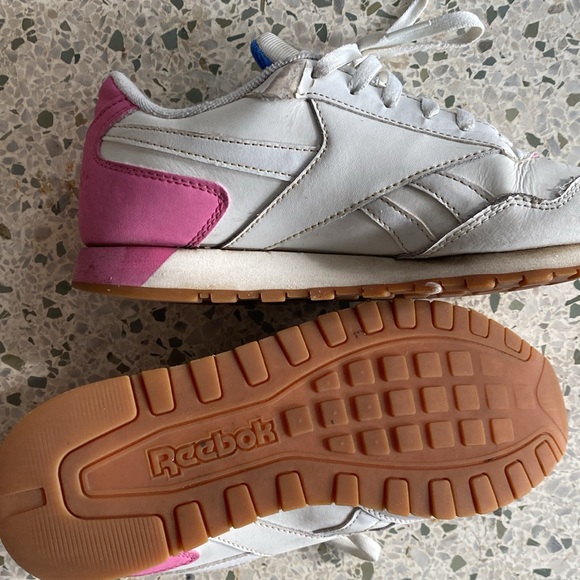 Classic Reebok Sneaker Size 8 - Picture 2 of 6